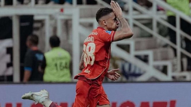 1768130067_68c6c83b7ff9d-pemain-persija-jakarta-bruno-tubarao_665_374.jpg