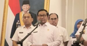 Pramono habló sobre Warkop ‘Hi Sawargi’, que utiliza la acera de Jalan Sudirman para sus ventas.