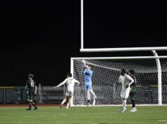El equipo de fútbol masculino de Oak Park registró un récord escolar de 10 blanqueadas