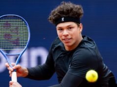 Girón vence a la lluvia, Shelton espera en cuartos retrasados en Auckland