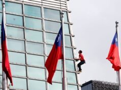Alex Honnold sube a lo alto del rascacielos Taipei 101 sin cuerdas