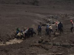 El equipo SAR entrega 25 bolsas para cadáveres de las víctimas del deslizamiento de tierra de Cisarua al DVI