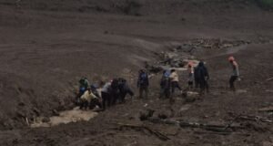 El equipo SAR entrega 25 bolsas para cadáveres de las víctimas del deslizamiento de tierra de Cisarua al DVI