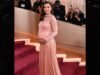 Hailee Steinfeld camina por primera alfombra roja desde su embarazo en los Globos de Oro