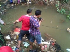 Encuentran el cuerpo de una mujer pudriéndose en el río Pesanggrahan, en el oeste de Yakarta