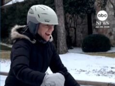 MIRAR: Mujer de Texas esquiando por una calle helada