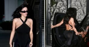 Bianca Censori sale sola con un ajustado look negro