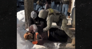 Agentes de la Patrulla Fronteriza confrontan a transeúntes después de la muerte a tiros de Alex Pretti