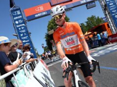 El australiano Jay Vine gana el Tour Down Under a pesar de que un accidente con un canguro le obligó a cambiar de bicicleta