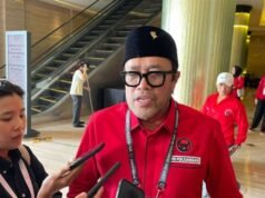 La Comisión para la Erradicación de la Corrupción examina al presidente del PDIP de Java Occidental, Ono Surono, sobre el caso de corrupción del regente de Bekasi