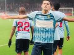 El defensa de la selección indonesia Justin Hubner marca su primer gol en la Eredivisie