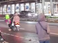 En el momento en que el coche va en dirección opuesta al carril de entrada en la carretera de Matraman, ¡el autobús de Transjakarta no cederá el paso! El fin…