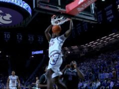 Melvin Council Jr. de Kansas prepara a Flory Bidunga para un alley-oop contra Kansas State