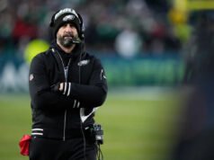 El entrenador de los Eagles, Nick Sirianni, y AJ Brown se enzarzan en una acalorada pelea a gritos al margen durante un juego de comodines contra los 49ers.