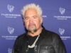 Guy Fieri ofrece información actualizada sobre su salud tras su hospitalización en silla de ruedas