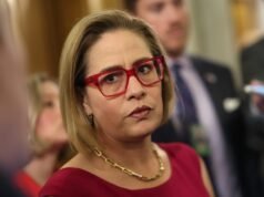 Kyrsten Sinema acusada de una aventura alimentada por drogas con un guardaespaldas casado