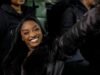 Simone Biles besa a su esposo Jonathan Owens antes del partido de playoffs de los Bears