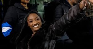 Simone Biles besa a su esposo Jonathan Owens antes del partido de playoffs de los Bears