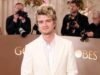 La estrella de Stranger Things, Joe Keery, estrena cabello rubio en los Globos de Oro 2026