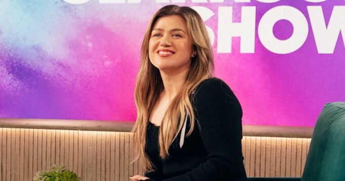 Kelly-Clarkson-Returns-to-Talk-Show-After-Brandon-s-Death-020.jpg