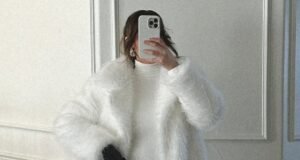 La esposa de Jarrett Stidham de los Broncos impresiona vestida de blanco en el Campeonato de la AFC 2026