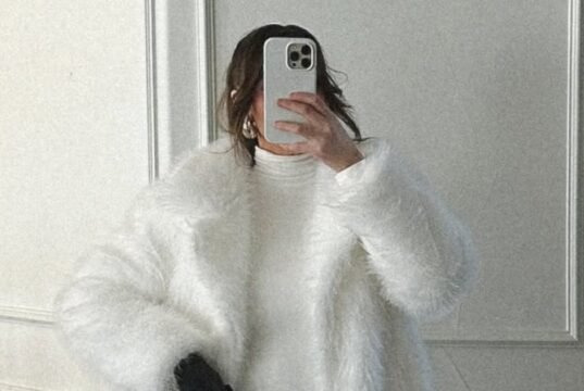 La esposa de Jarrett Stidham de los Broncos impresiona vestida de blanco en el Campeonato de la AFC 2026