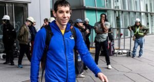 Alex Honnold escala con éxito el rascacielos Taipei 101 en vivo por Netflix