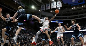 El No. 2 UConn anota los últimos 8 puntos en tiempo extra y vence a Villanova para ganar 15º juego consecutivo