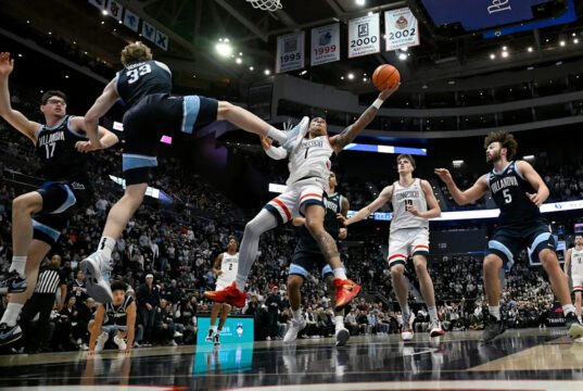 El No. 2 UConn anota los últimos 8 puntos en tiempo extra y vence a Villanova para ganar 15º juego consecutivo
