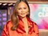 El acogedor ajuste invernal de Chrissy Teigen incluye estos botines clásicos