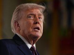 Trump continúa defendiendo a Homan y Noem a pesar de la reacción de las autoridades antiinmigración