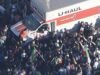 U-Haul conduce hacia una multitud en una protesta contra el régimen iraní en Los Ángeles