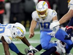 Justin Herbert y los Chargers vuelven a empatar en los playoffs