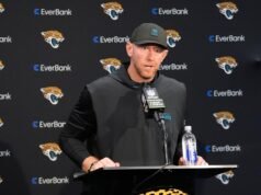 Reportera explica su controvertida interacción con el entrenador de los Jaguars
