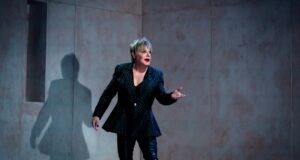 Eddie Izzard actúa en solitario en «Hamlet» ahora en el Teatro Montalbán