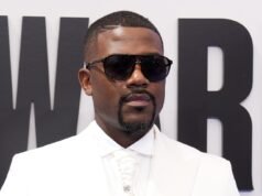 La policía responde a una llamada de violencia doméstica en la casa de Singer