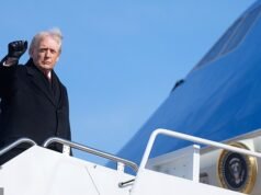 Trump admite tomar las cosas ‘con calma y con calma’ en las escaleras del Air Force One después de presenciar las repetidas caídas de Biden