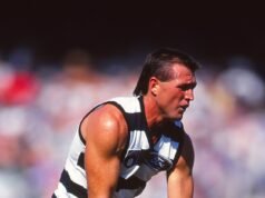 El ex capitán de Geelong fue revivido DOS VECES después de sufrir un infarto mientras veía ganar al caballo de su hijo en la pista.