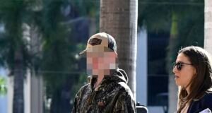 El medio hermano adolescente de Anna Kepner llega a la corte para enfrentar múltiples cargos por el presunto asesinato de una animadora que encontró animales de peluche debajo de la cama en el crucero Carnival.