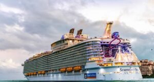 La toma gay del megacrucero Royal Caribbean está en crisis mientras varios pasajeros son arrestados en un caso de drogas