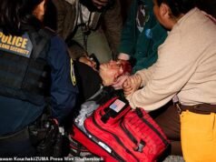 Caos cuando un manifestante ensangrentado es atropellado por un automóvil durante una protesta contra ICE en una calle de Los Ángeles