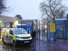 Testigos afirman que el atacante ‘gritó ‘Allahu Akbar’ durante el ataque con cuchillo en una escuela de Londres’ que dejó a niños de 12 y 13 años gravemente heridos: adolescente sospechoso bajo custodia como parte de una investigación policial antiterrorista