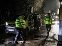 El niño acusado de apuñalar a otras dos personas en un ataque a una escuela del norte de Londres es un exalumno que usó un uniforme viejo para escaparse, dice un testigo