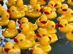 Emma dice que sólo intentaba levantar la moral en el trabajo. Pero sus colegas dicen que su ‘ritual de invocación’ satánico los traumatizó.