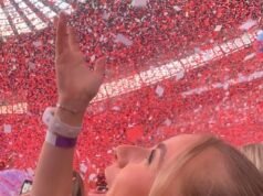 En ese momento, un padre británico le dice a la policía que le disparó a su hija de 23 años en su casa de Texas, pero insiste en que el arma «simplemente se disparó» cuando la recuperó.