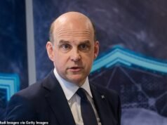 El embajador británico en la OTAN, de 55 años, que una vez dejó archivos ultrasecretos en una parada de autobús, provocó el caos después de trasladar a su novia italiana en prácticas, de 29 años, a la residencia oficial.