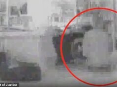 Jeffrey Epstein tenía una cámara oculta en la oficina de la mansión que lo filmó con mujeres jóvenes, incluida una arrodillada junto a su escritorio, según imágenes publicadas.