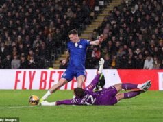 Momento extraordinario Liam Delap celebra su gol aunque NO cruza la línea, dejando atónito a Alan Shearer durante el choque de la Copa FA del Chelsea contra el Hull