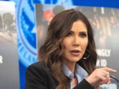 Kristi Noem termina abruptamente su conferencia de prensa cuando se le pregunta sobre el derribo de un globo de fiesta por parte de CBP que obligó a cerrar el aeropuerto.
