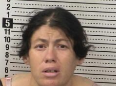 Mujer dio a luz y luego dejó que su recién nacido se ahogara en un orinal portátil lleno de líquido químico azul, dicen los fiscales